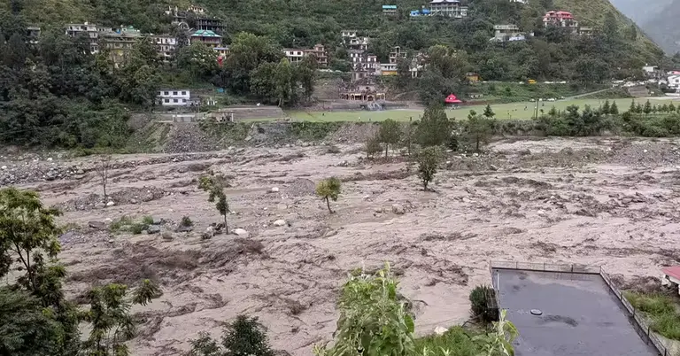 ভারতের হিমাচলে আকস্মিক বন্যায় ২ জনের মৃত্যু, ভেসে গিয়ে নিখোঁজ ২০